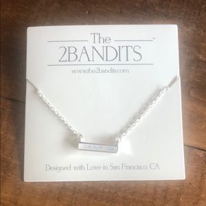 Beautiful silver necklace with iridescent white!